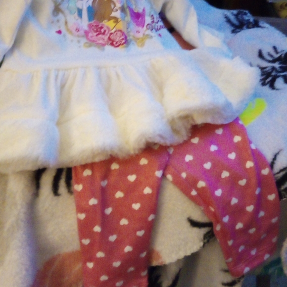 White shirt with fur little Disney princesses with - Picture 6 of 6